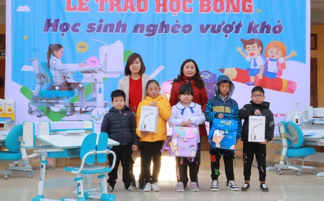 BSUC Văn Giang trao học bổng cho học sinh nghèo vượt khó