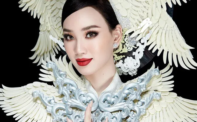 Ái Nhi trình diễn áo dài nặng 30kg tại Miss Intercontinental 2021