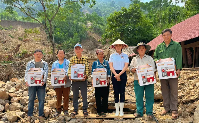 Hoa hậu Nhân ái Nguyễn Ngọc Hiếu mang ánh sáng hy vọng đến cho bà con vùng lũ